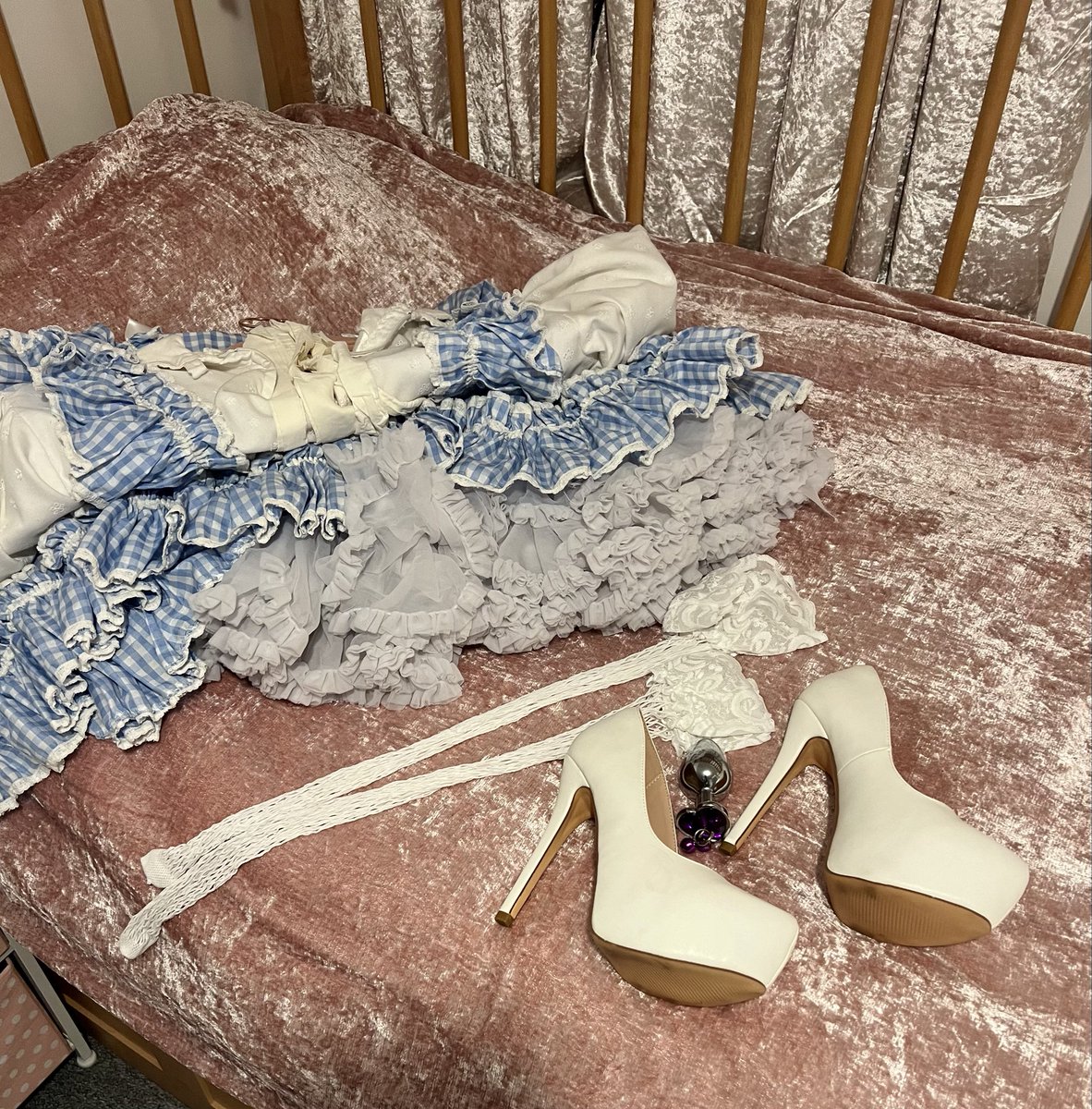 I’ve chosen this little outfit for <a href="/Jessicah2n/">Jessica Monroe</a> to wear on her little outing tomorrow. I hope she likes it 😂