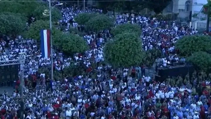 Más de 50 mil habaneros, en representación de #Cuba🇨🇺, se dieron cita ante la estatua de Bolívar en la avenida G de la capital para ratificar la solidaridad del pueblo cubano con la Revolución Bolivariana. 
#CubaConVenezuela