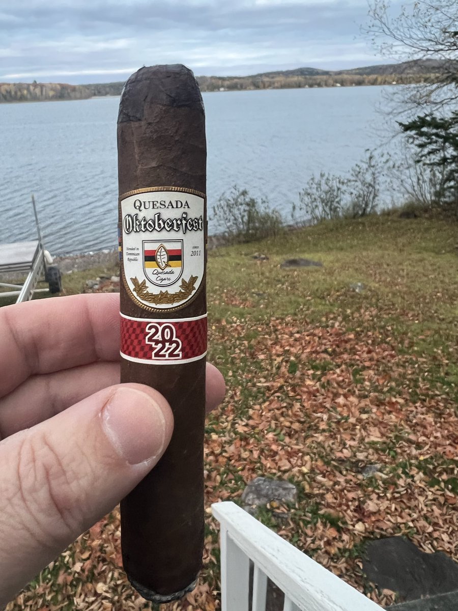 My time on the lake is getting shorter and shorter and I needed to get this Quesada Oktoberfest 2022 in before October ends. Enjoying some relax time on the lake. Winter is only around the corner in these parts. Happy Friday night fam.