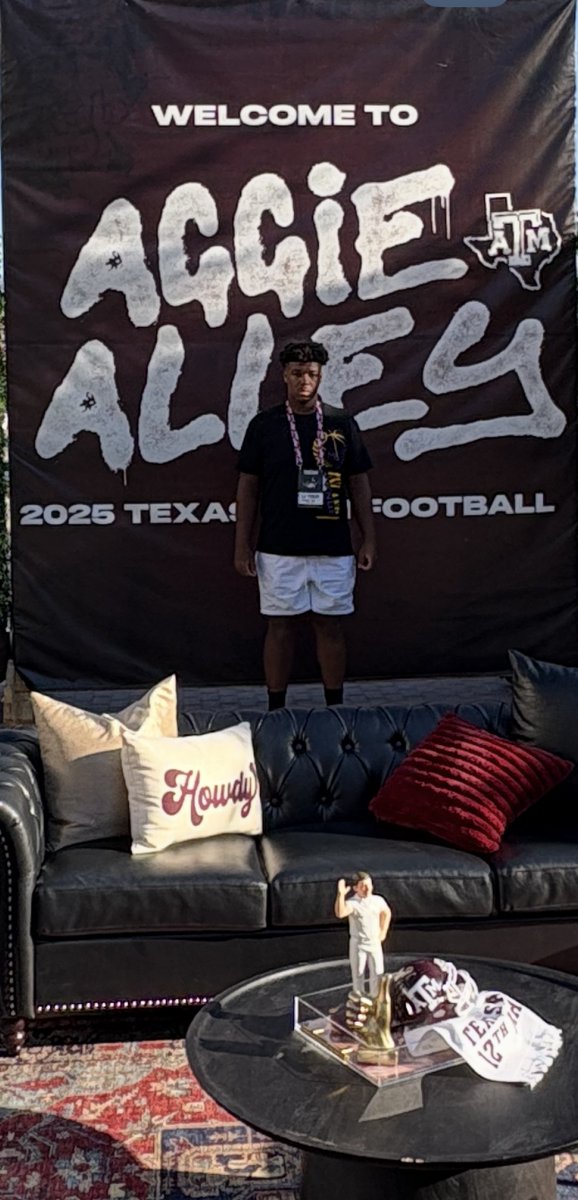 Texas A&amp;M owes me nothing. My game day visit against the Gators was epic. I had a ball. Those "3rd downs" were something special.  I think I just got my hearing back to normal. @spencechaos - thanks for the invite. @aggiefootball @joemento @ahsfootball #Gigem