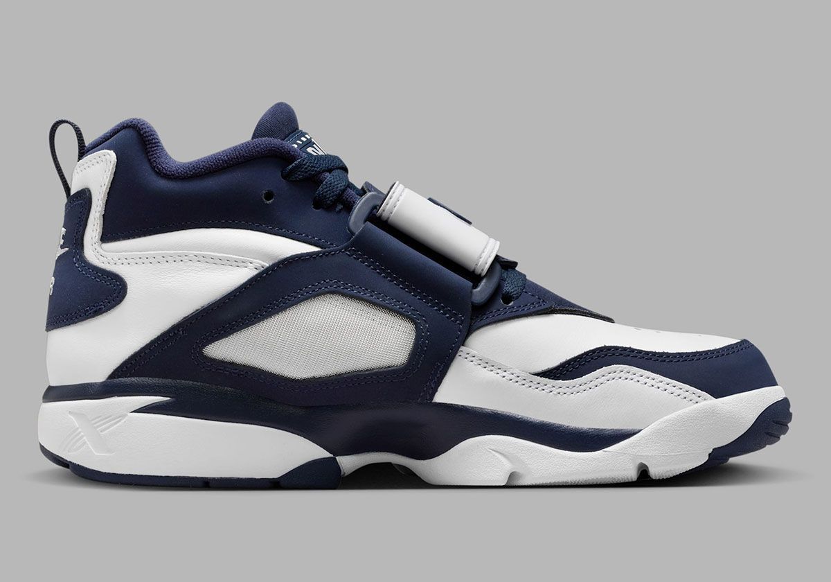 Sneaker News tweet media