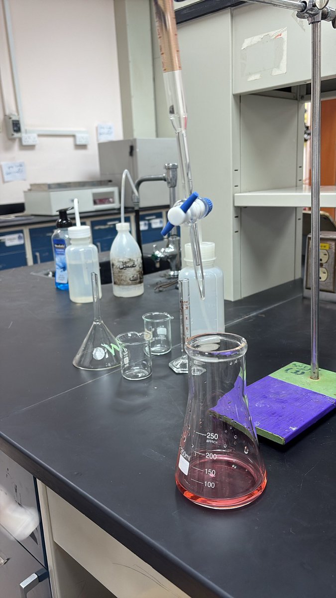 vlilixx's tweet photo. Uni random 

#Uni #random #AM #me #chemistry #tired #Trending https://t.co/Ku8ll0BY4f