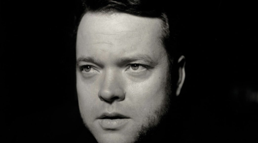 “My Name Is Orson Welles”, na Cinemateca Francesa, radiografa seu exigente percurso, “cidadão de nenhum território fixo, exceto o da arte”, como cravou Kenneth Tynan, numa exposição em cinco seções e mais de 400 itens, desenhos próprios, documentos escritos, fotografias e trechos