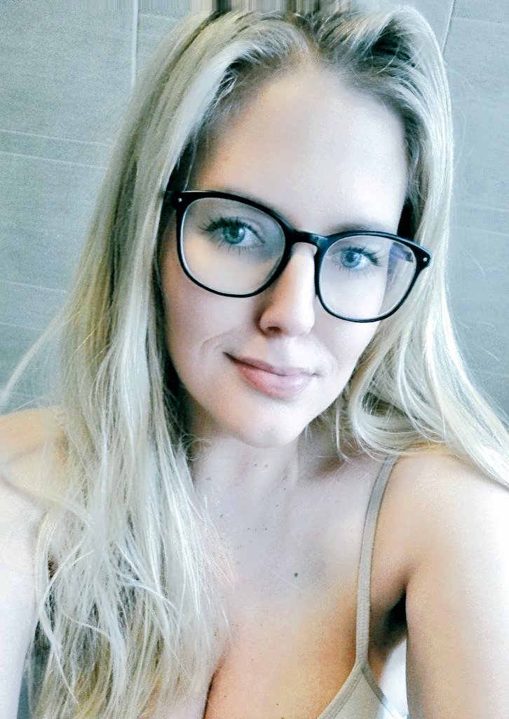 Vikski's tweet photo. A throwback for #filterfriday!
I hope everyone had a great day! 😊🤍 https://t.co/SnDRrd9WTn