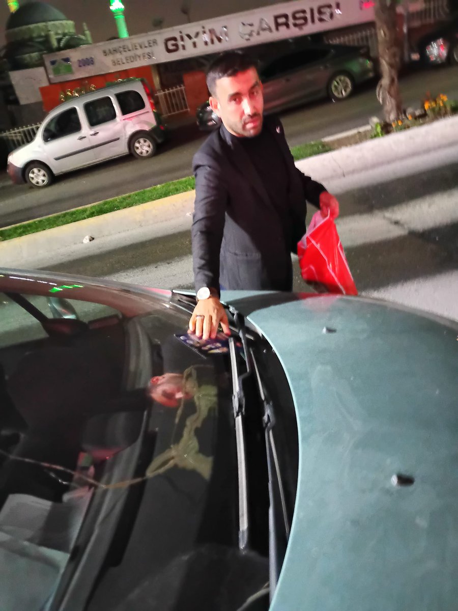 gencrefahbevler's tweet photo. Bahçelievler Gençlik Kolları Olarak. İlçemizde 9 ayrı noktada  19.10.2025 tarihi'nde planlanan İl Kongremiz için pankart ve broşür çalışmasını ilçe başkanımız Yunus Emre YORUL riyasetinde gerçekleştirdik.  

Hayırlar'a Vesile Olsun https://t.co/cFgvgMrDGr