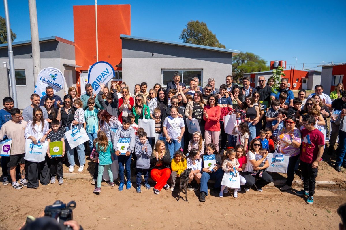 hperezaraujo's tweet photo. Entregamos 20 viviendas del Plan Casa Propia en Macachín. Esta obra fue, como tantas otras, abandonada por el gobierno nacional de Milei. 

La decisión  del Gobernador @ZiliottoSergio y el acompañamiento del bloque del Frejupa en la Legislatura de La Pampa, permitieron su concreción y que hoy hayamos podido participar de tan emotivo momento.