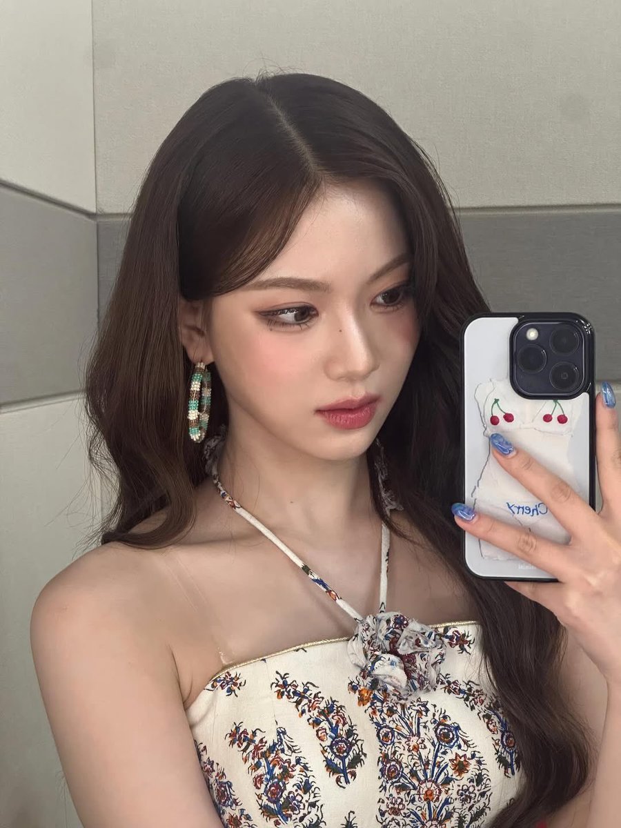 leetisa's tweet image. Mirror said, “you’re glowing again,” and I just smiled. It feels nice, light, and a little sweet today. Maybe that’s what happiness looks like: simple and soft, just like this. 🪞