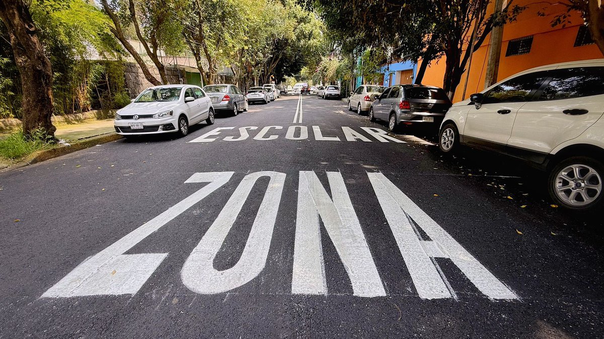 giogutierrezag's tweet image. Seguimos mejorando la infraestructura en #Coyoacán, con obras que perduren 🚧👷🏽👩🏻‍🏭🛣️. Repavimentamos toda la calle Dulce Olivia, en el Barrio Santa Catarina, dando mayor seguridad y movilidad a las y vecinos.

#CoyoacánEsLaSede 🏟️✨