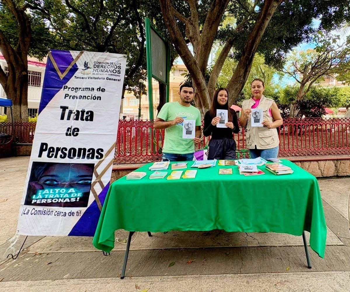 Con el objetivo de brindar información y orientación a la ciudadanía, personal de la Tercera Visitaduría General instaló un módulo informativo del Programa de Prevención de la Trata de Personas en el kiosco del barrio de San Mateo, en la ciudad de #Chilpancingo