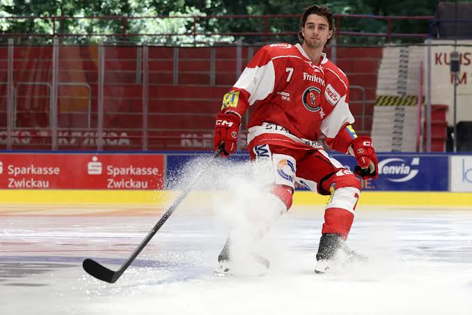 HockeyMaritime's tweet image. It was a comeback victory for Crimmitschau as they scored three goals in the third period to defeat Landshut 4-3 in the DEL2🇩🇪.

@UNBMHockey alumni Adam McCormick had an assist in the win as he continues to quarterback Crimmitschau's blueline.

#UNB #NewBrunswick #DEL2 #HockeyX