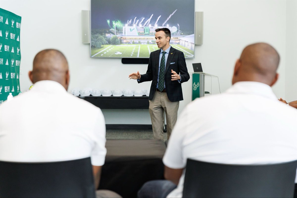 RHiggins_USF's tweet image. More pics and video to come, but still have chills thinking about our @USFFootball Forever Bulls that came back as part of Homecoming Weekend today! They laid the foundation! 🤘🏻😤