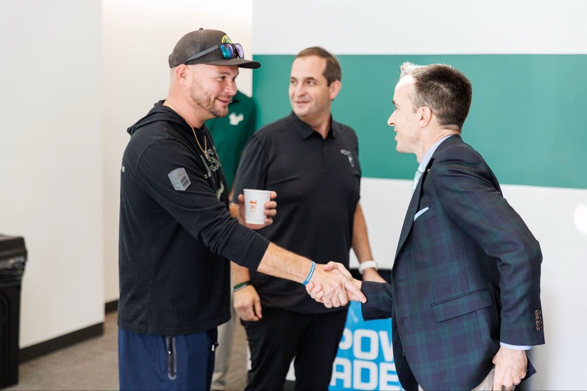 RHiggins_USF's tweet image. More pics and video to come, but still have chills thinking about our @USFFootball Forever Bulls that came back as part of Homecoming Weekend today! They laid the foundation! 🤘🏻😤