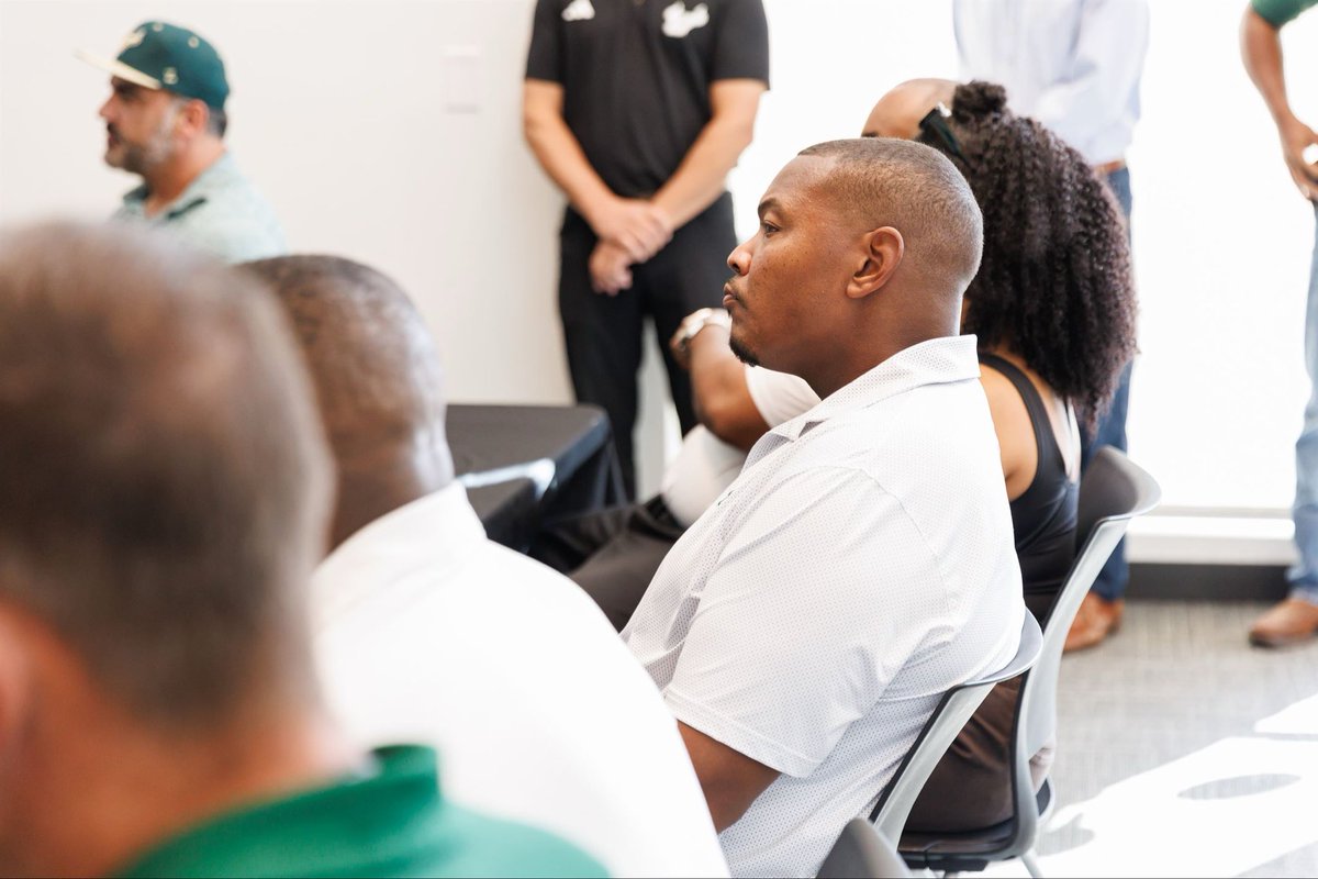 RHiggins_USF's tweet image. More pics and video to come, but still have chills thinking about our @USFFootball Forever Bulls that came back as part of Homecoming Weekend today! They laid the foundation! 🤘🏻😤