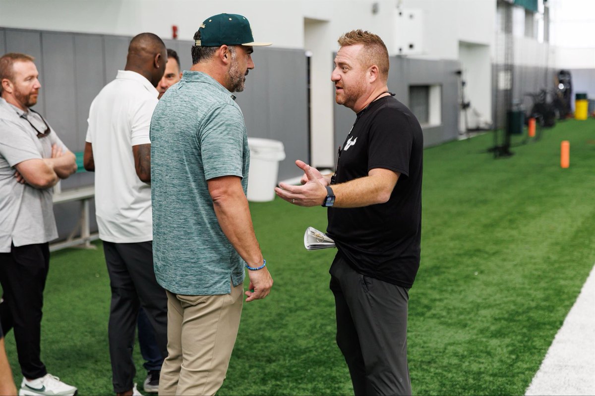 RHiggins_USF's tweet image. More pics and video to come, but still have chills thinking about our @USFFootball Forever Bulls that came back as part of Homecoming Weekend today! They laid the foundation! 🤘🏻😤