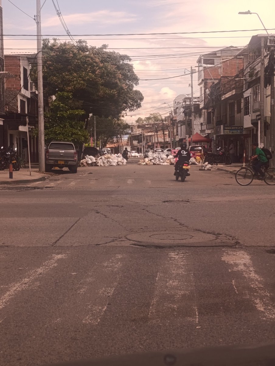 larrypol1's tweet photo. @caliinforma @AlcaldiaDeCali Esta ya es la condición normal que uno se encuentra en la mayoría de barrios de Cali, ya la gente se canso y para el alcalde es solo percepción. https://t.co/Pas2yOsxs2