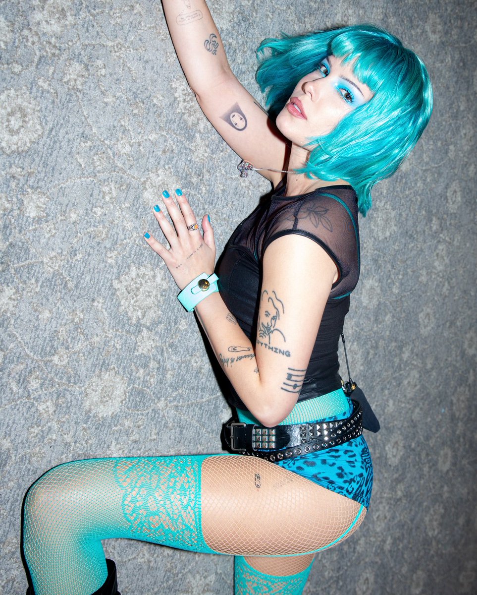 HalseyUpdates's tweet image. iamhalsey: teal dreams 🦋 for BACK TO BADLANDS: LA night 3 !!! 🩵
sarahpardini with the pre show slam out 🌐🌐🌐