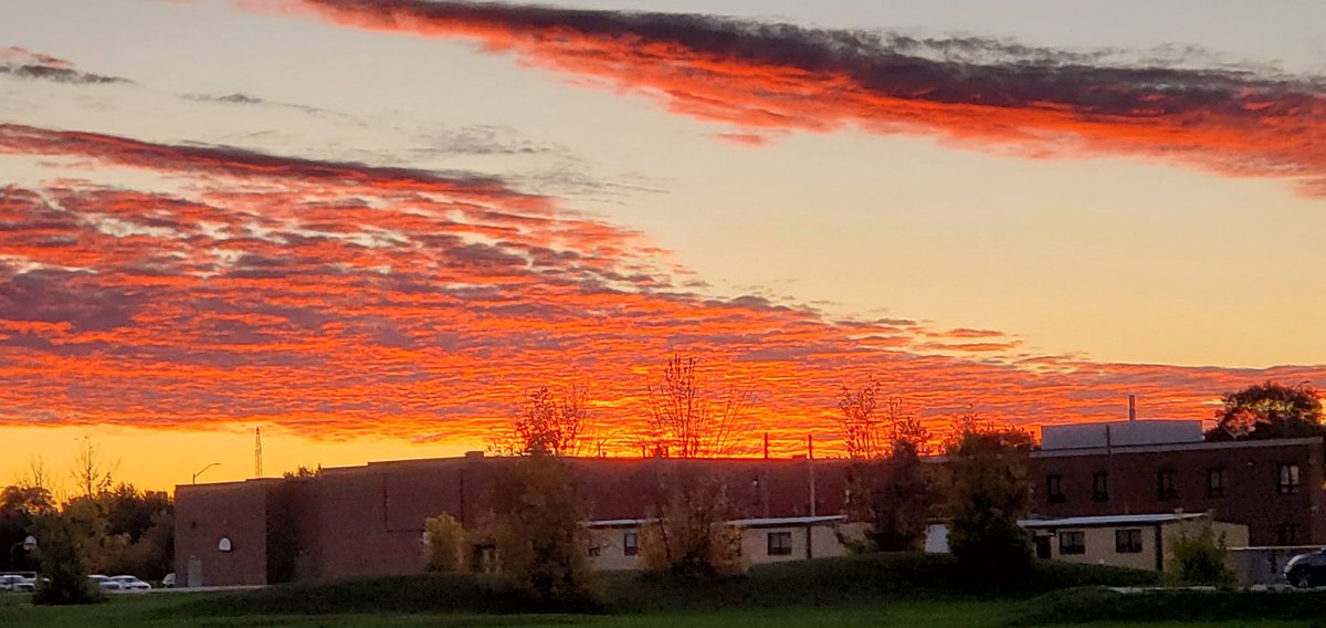 jacquesLeStrap1's tweet image. Just enough #Clouds for some cool views. #Sunset #keepitsmooth