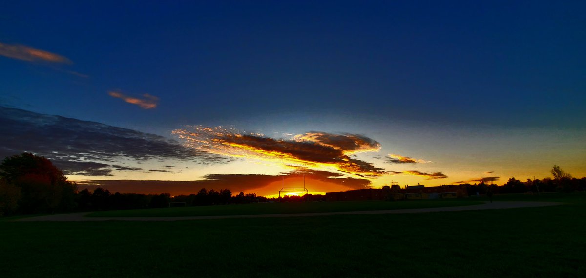 jacquesLeStrap1's tweet image. Just enough #Clouds for some cool views. #Sunset #keepitsmooth