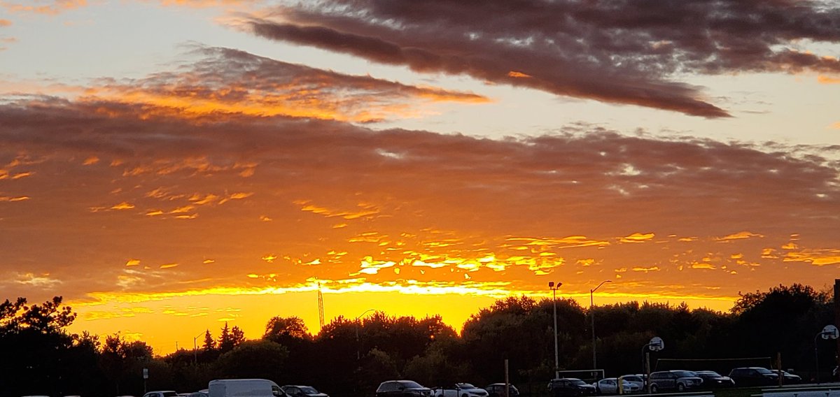 jacquesLeStrap1's tweet image. Just enough #Clouds for some cool views. #Sunset #keepitsmooth