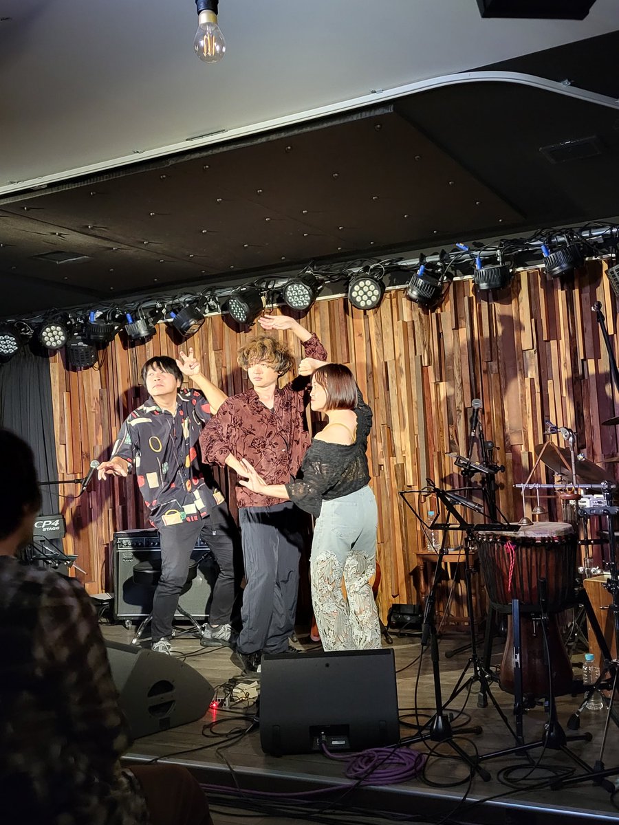 tama5x5han's tweet photo. こっちの写真が先だな普通
動く人を撮るのは難しくて
毎回上手く撮れない🥹

それはさておき。
1+1+1=3では言い足りない
1+1+1=111って
アホの子みたいに言いたい
音いっぱいの豪華で贅沢な時間でした！

またこの3人の時間があるといいなぁ🎵

#someno kyoto https://t.co/lbai94XRfk