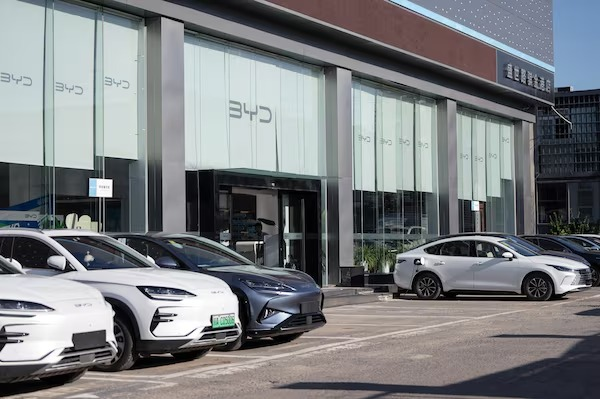 ExpresSanLuis's tweet photo. #DePeso BYD retira más de 115 mil vehículos eléctricos en China por defectos técnicos | El mayor fabricante mundial de autos eléctricos enfrenta cuestionamientos sobre su control de calidad y reduce sus metas de ventas. https://t.co/htbjlCp0i7 https://t.co/E1xTIhTbcX