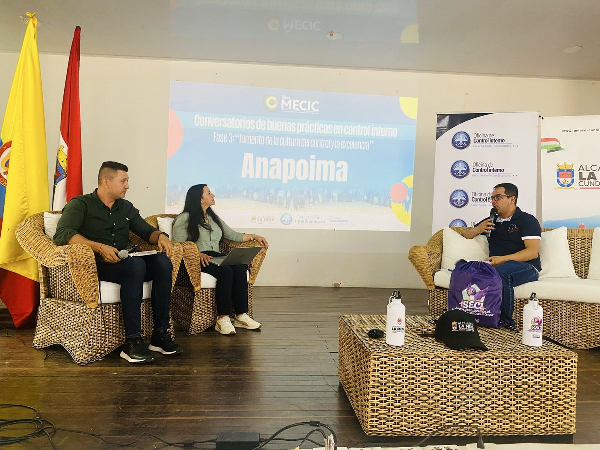 #AEstaHora el municipio de #Anapoima presenta la buena práctica “Del saludo al acompañamiento: construyendo confianza institucional”, liderada por el jefe OCI Michael Arévalo🤝. Una estrategia que convierte el saludo en acciones reales de apoyo, capacitación y trabajo conjunto.