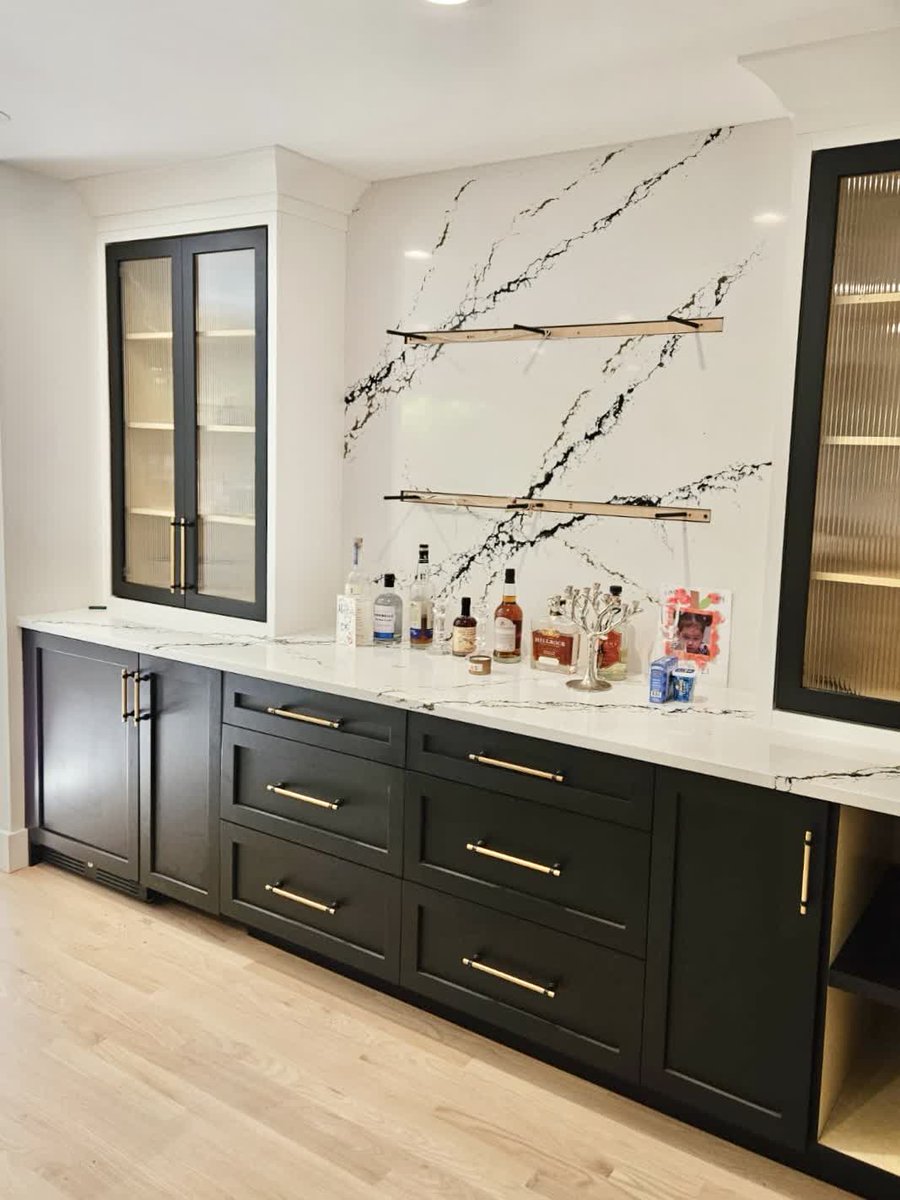 packardcabinet's tweet image. So excited to see this project is pcomplete! ✨
Loving the modern mix of trending black doo...
#LuxuryKitchens #CustomCabinetry #HighEndDesign #WhiteOakInteriors #ModernKitchenDesign #LuxuryHomeDesign #BespokeCabinetry #InteriorInspo #KitchenGoals #DesignDetails #PackardCabinetry