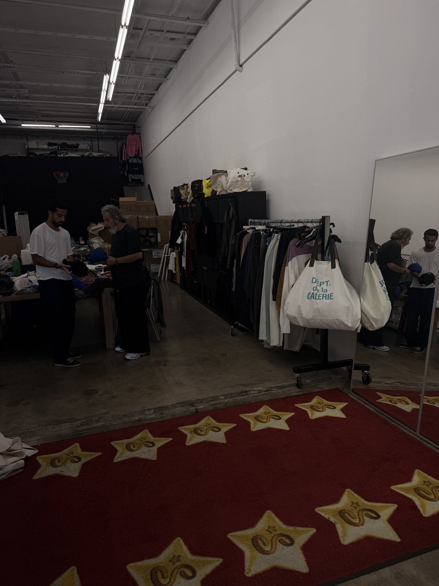 MoummarNawafleh's tweet image. devsignal merch is going to be insaneee