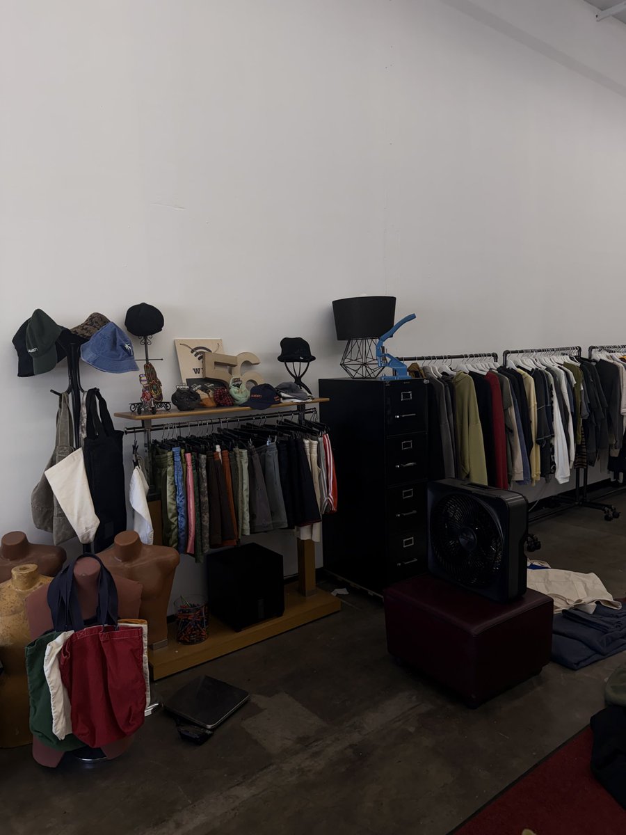 MoummarNawafleh's tweet image. devsignal merch is going to be insaneee