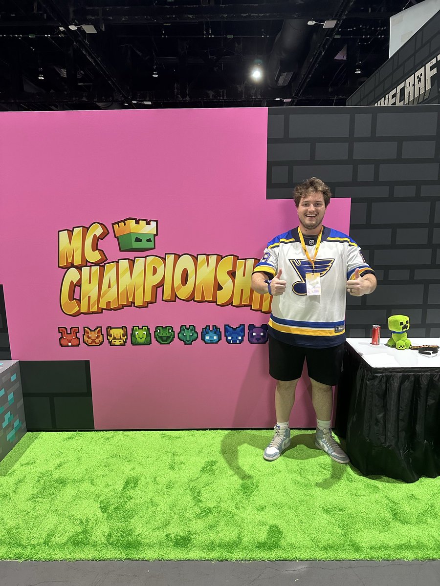 Sneegsnag's tweet photo. MEET AND GREET AT THE MINECRAFT BOOTH FOR THE NEXT HOUR COME SAY HI :) https://t.co/UPKqNZPgpw
