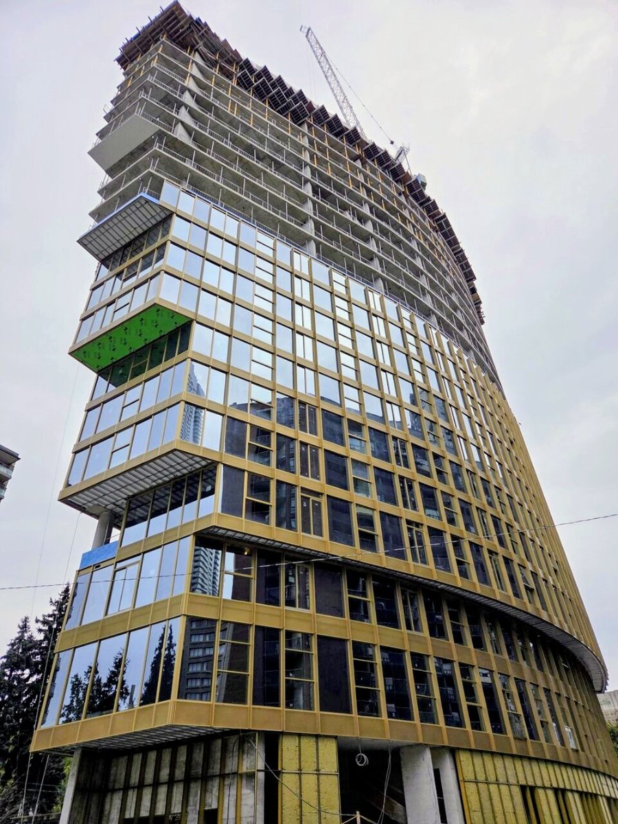 The golden-toned cladding of Park Road continues its ascent as the 28-storey condominium approaches three-quarters of its final height in Toronto’s Bloor-Yorkville area. urbantoronto.ca/news/2025/10/p…

#Toronto #architecture #construction