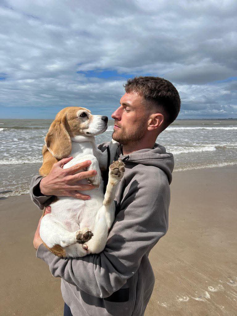 ¡SEAN CLAROS CON RAMSEY! 😡

Ramsey dejo a su perra en un sitio que cuida mascotas, ella tenia GPS, le dijeron que se perdió y ahora nadie sabe nada de ella ni la ha visto despues de semanas, incluso ofreciendo recompensa de 10 mil dolares 

Es imposible no pensar en negligencia,