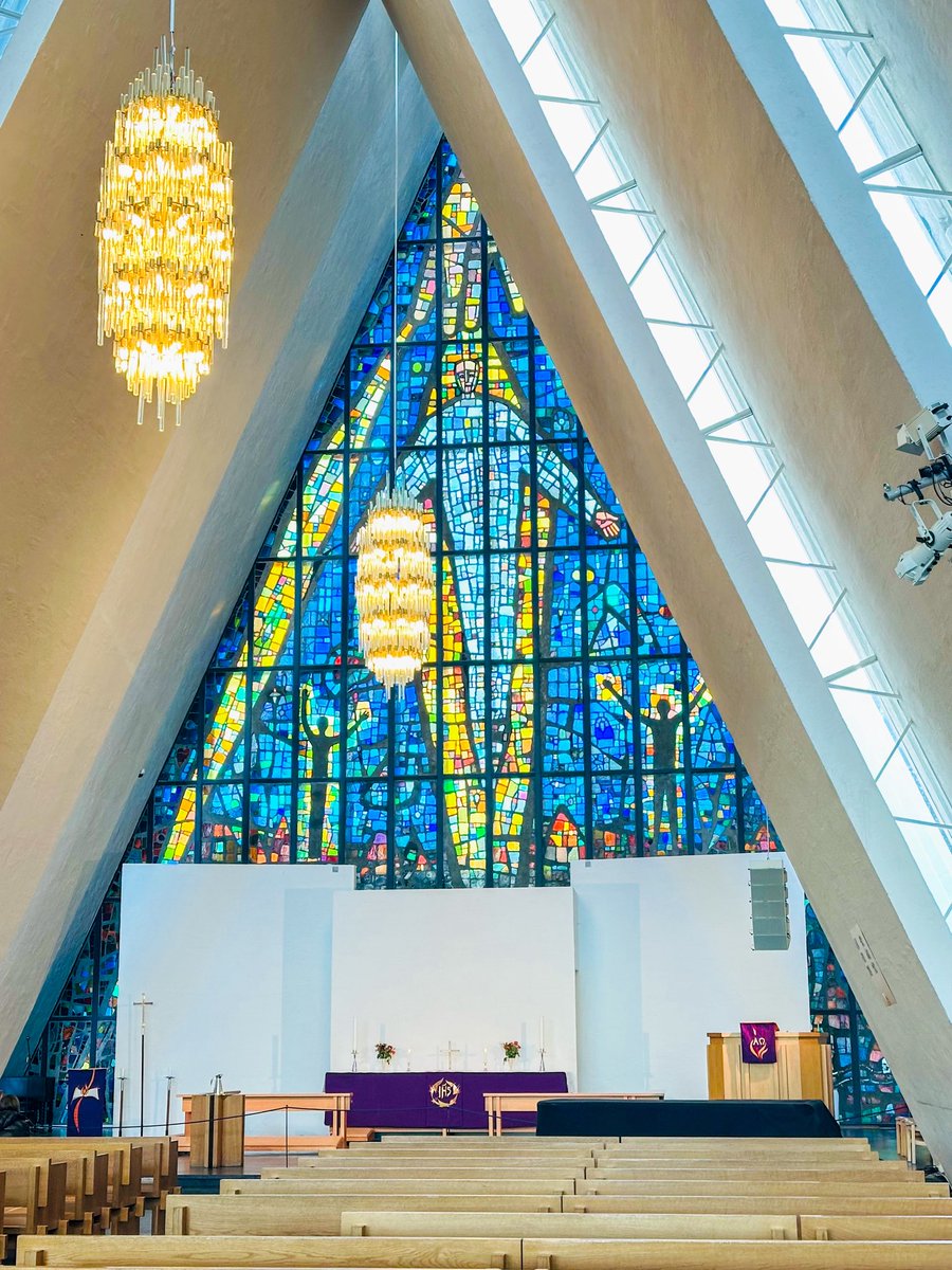 トロムソのランドマーク、北極教会⛪️
街の中心から徒歩約25分。

三角形を多用した斬新なデザインが美しい✨

📍トロムソ、ノルウェー🇳🇴