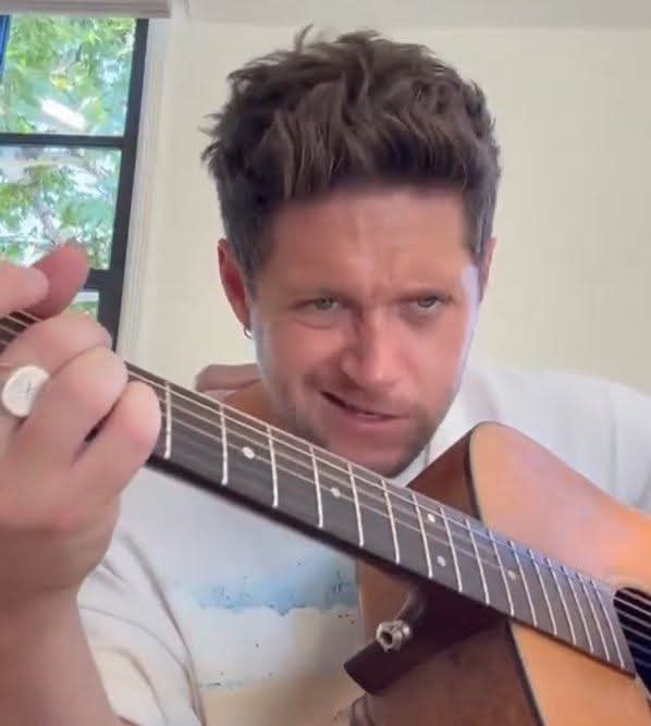 annetlpz28's tweet photo. Niall nos actualizó el meme JAJAJAJAJA https://t.co/9q8MpNuURV