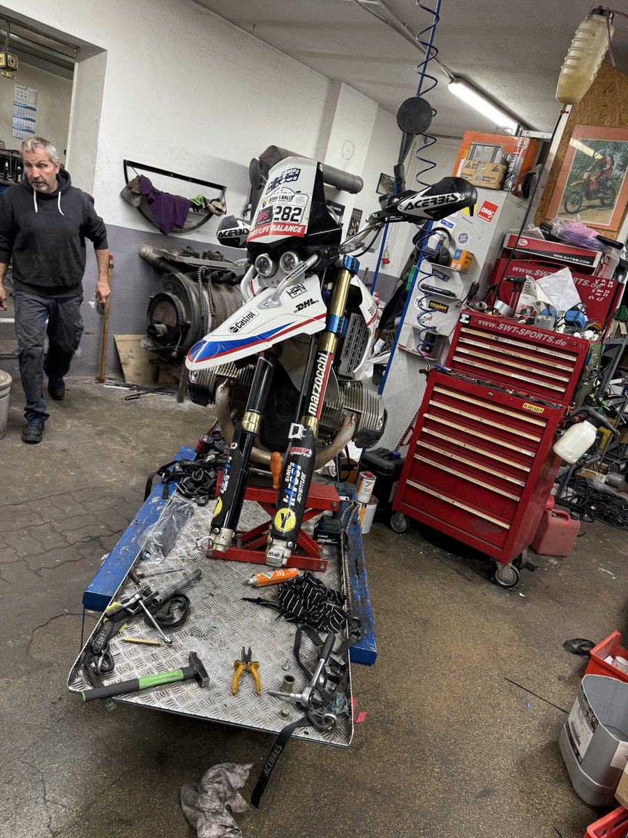 SWTsports's tweet image. Die BMW HP2 steht da wie ein Biest – bereit, alles zu fressen, was ihr in den Weg kommt. Letzte Checks vor der Kosovo Tour 2025, bald heißt’s wieder: Gas geben, Staub fressen und Abenteuer erleben. Dieses seltene Teil wird nicht geschont.
#BMWHP2 #AdventureModeOn #KosovoTour2025