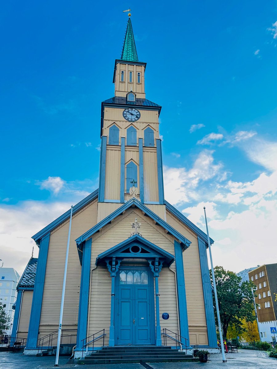 トロムソの大聖堂。
世界最北の木造プロテスタント教会⛪️

1904年には新しい木造建築が禁止されたノルウェー🇳🇴では大変貴重な建造物🤭

📍首都オスロから✈️2時間程度