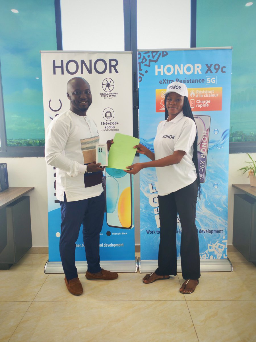 C'est officiel, le géant #HONOR est en Côte d'Ivoire. J'ai eu le plaisir de signer une convention de partenariat avec eux. Très bientôt je vous présenterai leurs différents modèles.