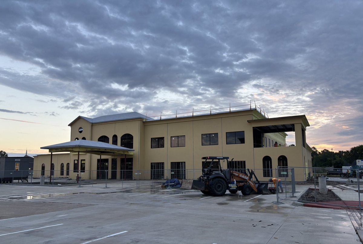 Beaumont_BBJI's tweet image. The progress continues! Windows were installed at our new Beaumont Bone &amp;amp; Joint Institute facility, and we’re getting closer to bringing this state-of-the-art space to life.

Photo Credit: Courtney Bartosh

#BBJI #BeaumontTx #BuildingProgress #OrthopedicCare #ComingSoon