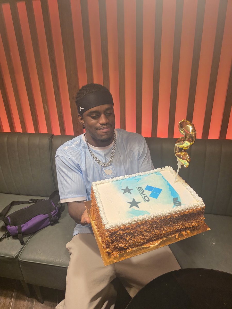 Ils ont fait un gateau pour leur evo 😭😭
La meilleure équipe du monde