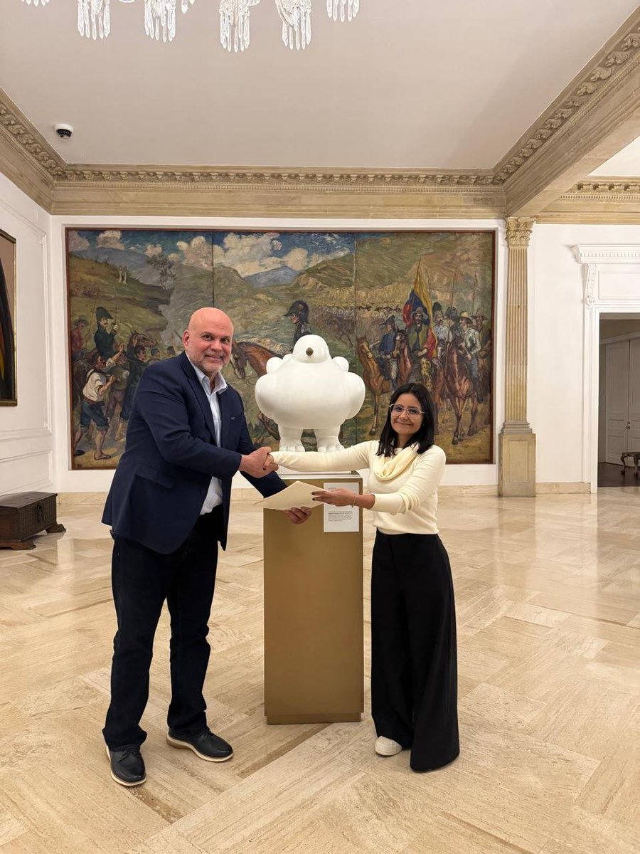 Esto es lo peor de lo peor! Yo siempre digo que tocamos fondo y siempre hay más…

Esta es la laminita que le faltaba al álbum, el de mayor prontuario!!!
Esto es el colmo!!
Lo reciben como si fuera un rockstar  cuando es un ASESINO 😡
Que vergüenza!