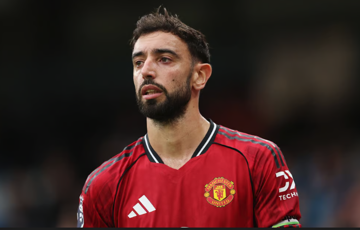 Insideftblnews's tweet image. Big concern ahead of the blockbuster clash: Bruno Fernandes misses training as #ManUtd prep for #Liverpool. What’s going on behind the scenes? 🧩
🔗 Read more: insidefootballnews.com/fernandes-miss…
#MUFC #PremierLeague #PL