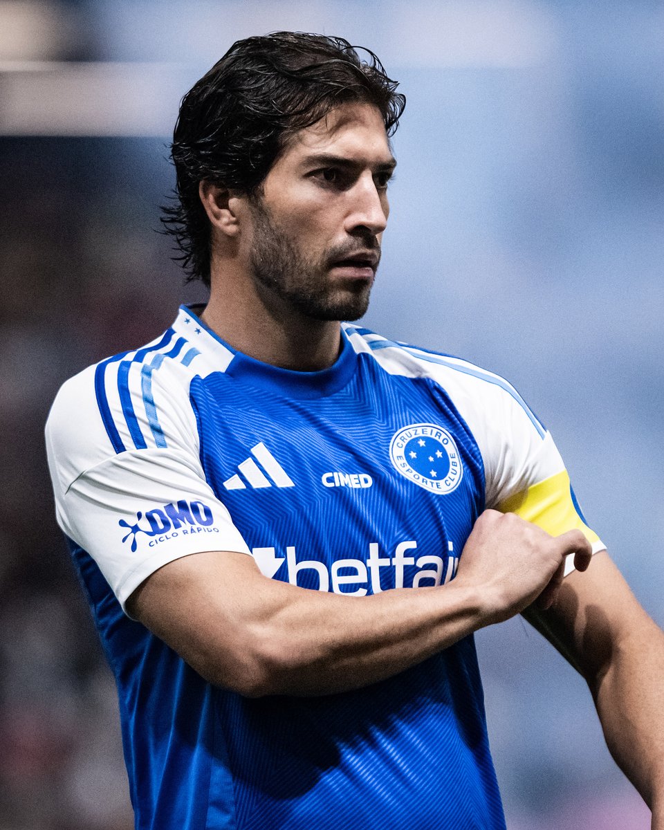 futebol_info's tweet photo. “O Kaio Jorge tinha que ser expulso mesmo, e tinha que pegar um gancho. O cara vai fazer sinal de que está sendo roubado e chamar o juiz de ladrão… O gol do Galo sai de um escanteio que o Cruzeiro reclama que não deveria ter sido marcado. O Lucas Silva fala que tentou tirar o time de campo por causa disso. O árbitro não é bom, mas querer sair de campo porque o árbitro errou um escanteio? Ah, vocês estão de brincadeira! Para! Escanteio é pênalti agora? Era só tirar a bola. Se posiciona e tira a bola. Que choradeira é essa, cara? Vocês estão loucos? Tirar o time de campo porque o cara errou um escanteio?”

🎙️ Tiago Leifert.
📸 Gustavo Aleixo/CEC | Reprodução
