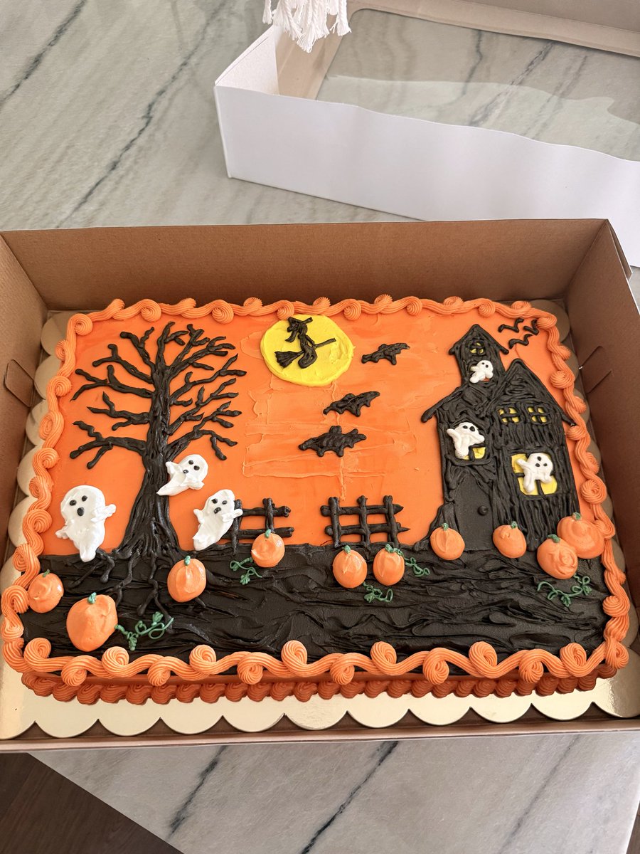 edamamell's tweet image. attention: we are having a housewarming party this weekend and i had this absolute GEM nostalgic piece of art made for it #halloween #halloweencake #90s #nostalgia #vintagehalloween #thiscakeelicitsstrongfeelings #youwouldntgetit