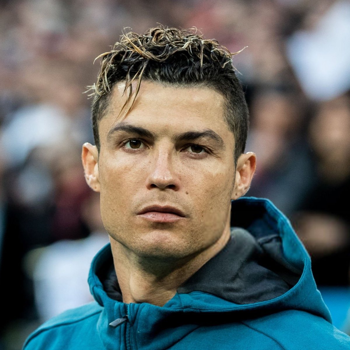 RMCFarab's tweet photo. مستر تشيب : الفوز بكأس العالم إنجاز ضخم، لكن هناك الكثير من اللاعبين الذين حققوه عبر التاريخ، تحديداً 471 لاعباً. 

هل تعرف أسماء مثل بيتر بونيتّي، فيليس بوريل، بول ميبوس أو فيرجينيو روسيتا؟ لا؟ حسناً، هؤلاء أيضاً أبطال عالم.

أما أن تكون الهداف التاريخي في كرة القدم وفي دوري أبطال أوروبا، وفي المنتخبات، وفي ريال مدريد، وفي التصفيات. 

أيضاً في كأس الأمم الأوروبية، فهذا لم يحققه سوى إنسان واحد على هذا الكوكب الذي نعيش عليه جميعاً وعددنا أكثر من 8 مليارات.

استسلموا بالفعل، أنتم تضربون رؤوسكم في جدار من الفولاذ.