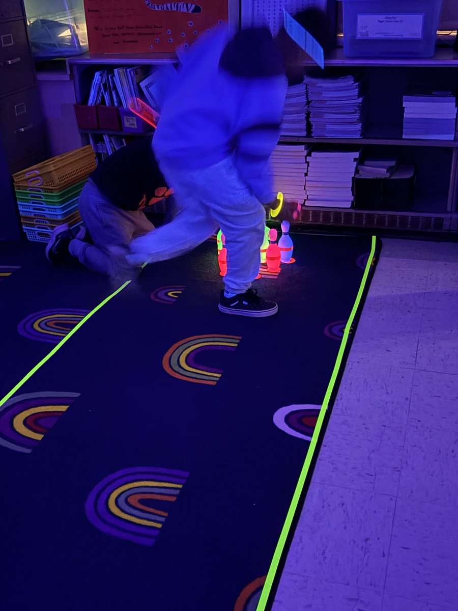 EDETIGERS's tweet photo. Ms. Chaucaโs 4th grade is lighting up the day! ๐ก Celebrating the completion of Unit 1 in Math with a well-deserved Glow Day! ๐ #DoverPride #MathFun @Principal_Stein @PublicDover https://t.co/rXMdgiIuF0