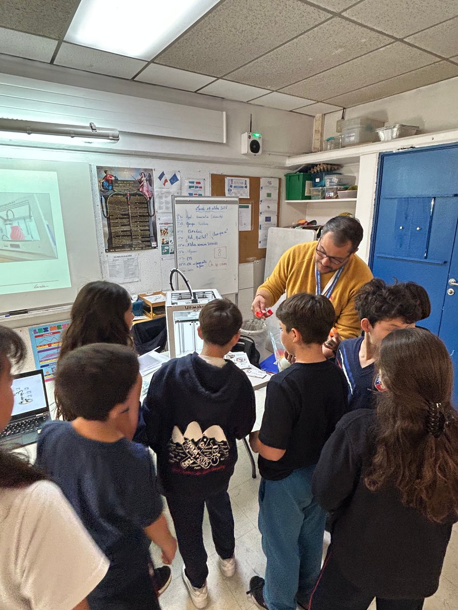 inria_chile's tweet image. 📌 Santiago | @inria_chile se movilizó en el marco de la @FeteScience en 🇨🇱, una edición cuyo tema fue Inteligencia(s). Alumnos de @lafasesantiago descubrieron con los investigadores proyectos de #IA, con foco en el clima, los océanos, los incendios, y la sociedad. #FDS2025