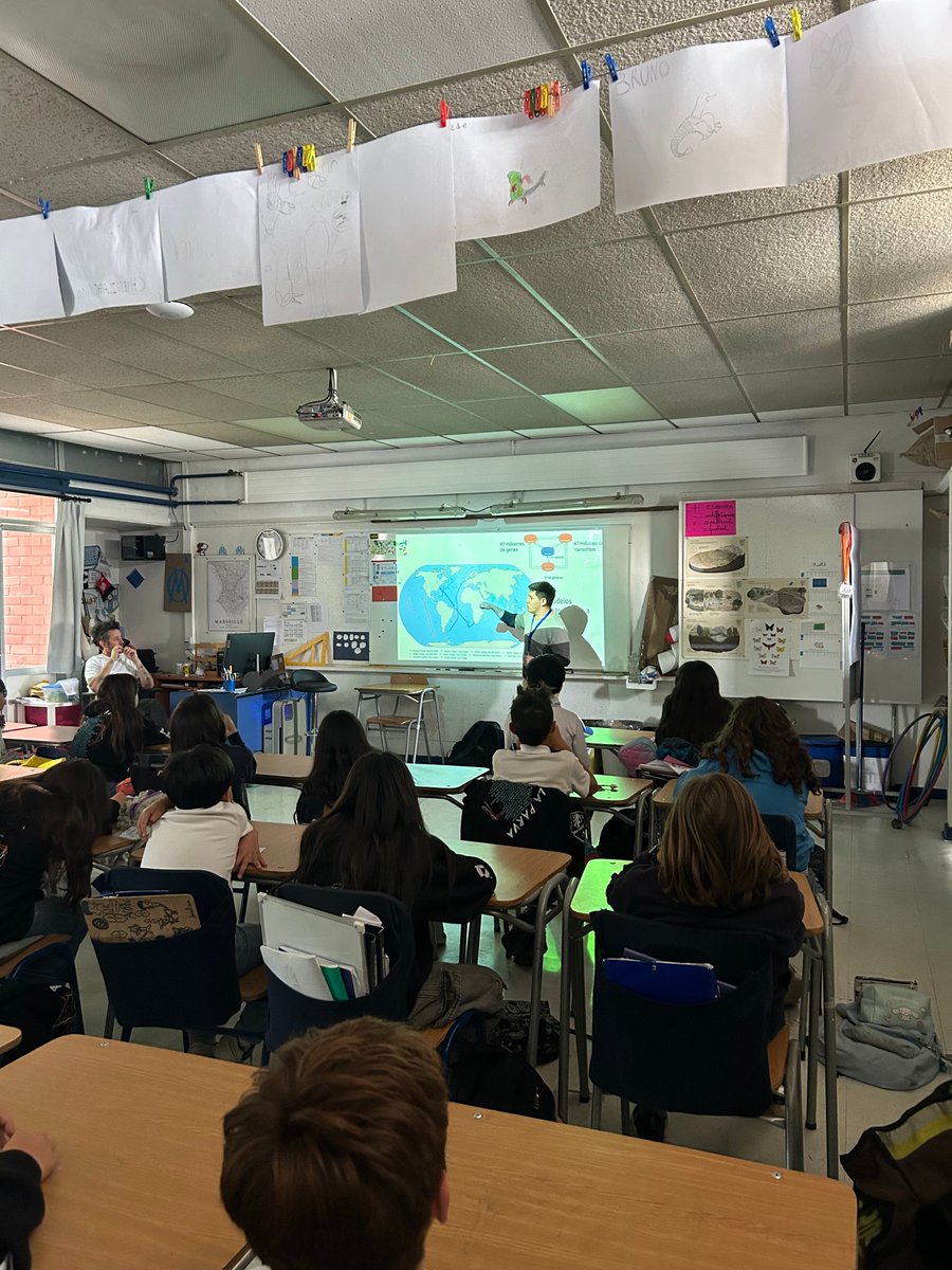 inria_chile's tweet image. 📌 Santiago | @inria_chile se movilizó en el marco de la @FeteScience en 🇨🇱, una edición cuyo tema fue Inteligencia(s). Alumnos de @lafasesantiago descubrieron con los investigadores proyectos de #IA, con foco en el clima, los océanos, los incendios, y la sociedad. #FDS2025