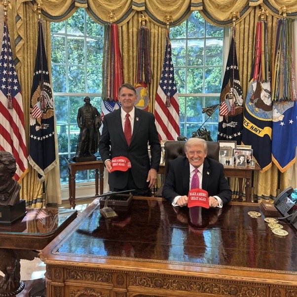 🚨Breaking News: President Trump has officially endorsed a primary challenger to Thomas Massie in former Army Ranger, Navy SEAL, and fifth-generation Kentucky farmer Captain Ed Gallrein