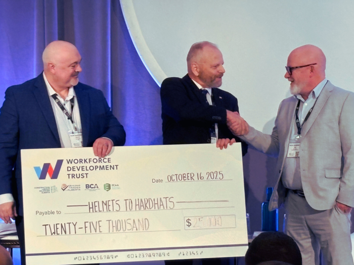 At #NCLRA2025, CLRA and @BuildingTradesAB presented a $25,000 cheque from the Workforce Development Trust to <a href="/H2HCanada/">Helmets to Hardhats Canada</a>, accepted by Major Paul Bury. H2H connects veterans &amp; reservists with careers in #skilledtrades to build stronger communities &amp; honor those who serve.