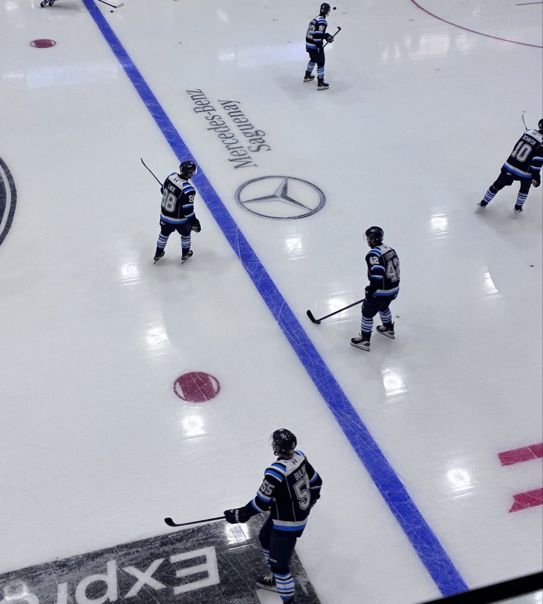 Under Armour pourrait slaquer un tour avec ses grands panneaux derrière les chandails des équipes de la #LHJMQ.